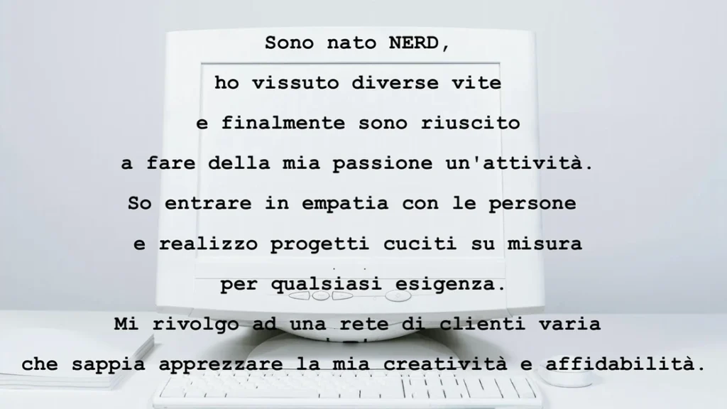 Su di me scritta su un pc in sfondo in cui scrivo un po' su di me: che sono nato nerd e ora mi occupo di creare siti web ed assistenza digitale